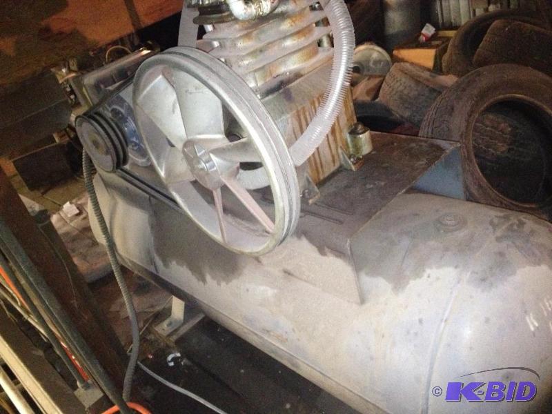 lot 2 image: Large Air Compressor