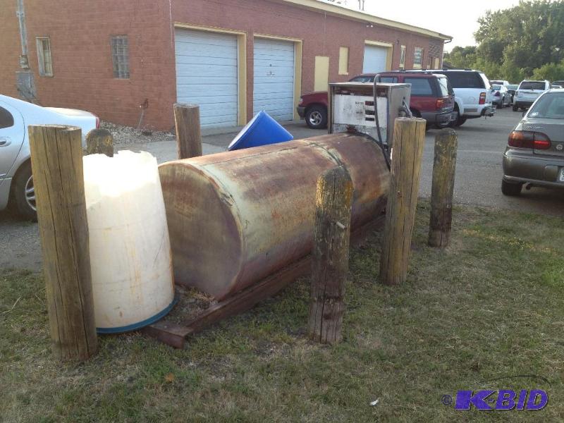 lot 9 image: 500 Gallon Fuel Tank Set-Up