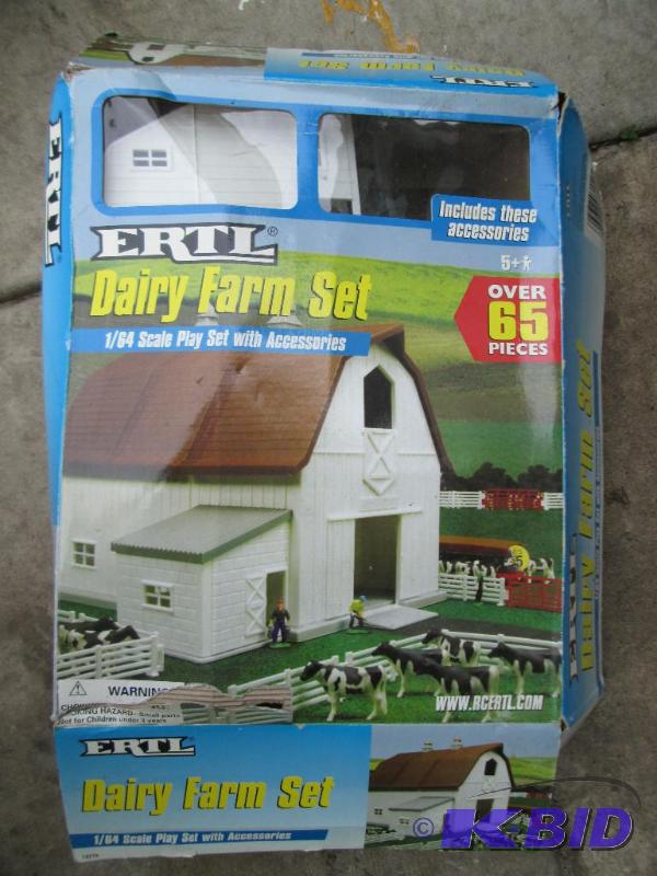 Ertl dairy farm set, open, as pictured...