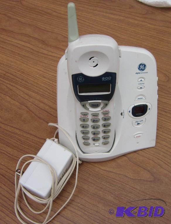 lot 11 image: GE Cordless phone with base...