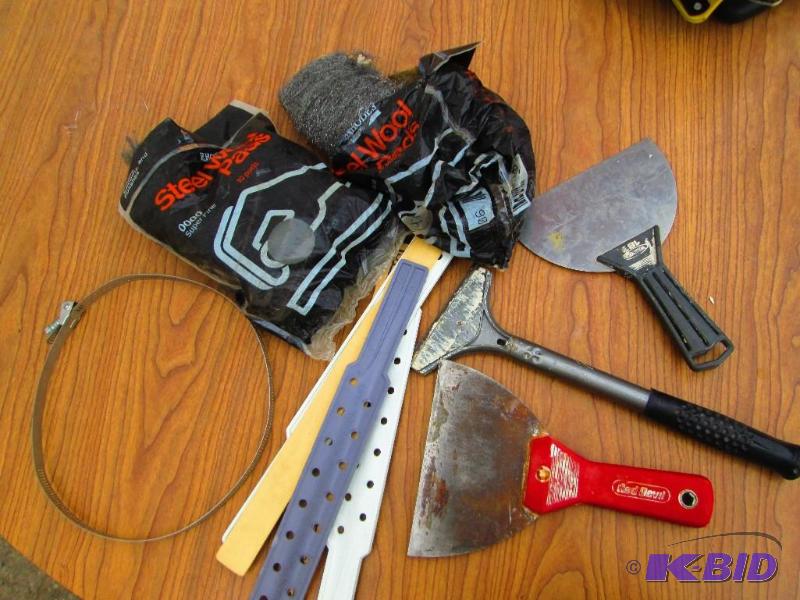 lot 111 image: Assorted wall work tools for drywall and pain...