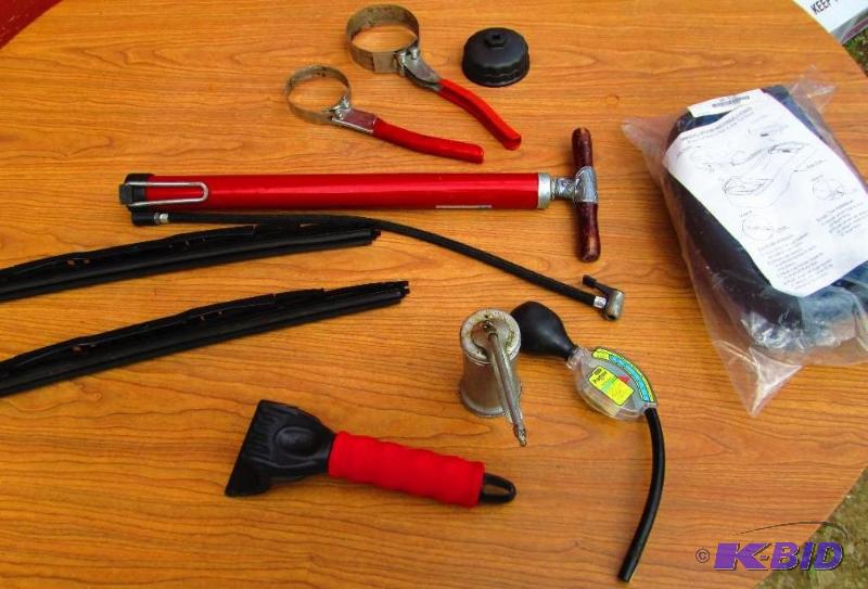 lot 148 image: Oil change and automotive tools - pair of Dou...