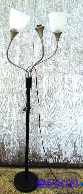 lot 175 image: Floor lamp, missing one bulb cover...