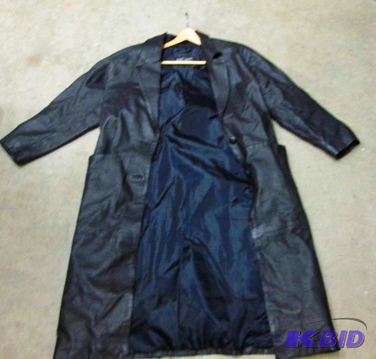 lot 212 image: The Badlands size L leather coat - Great cond...