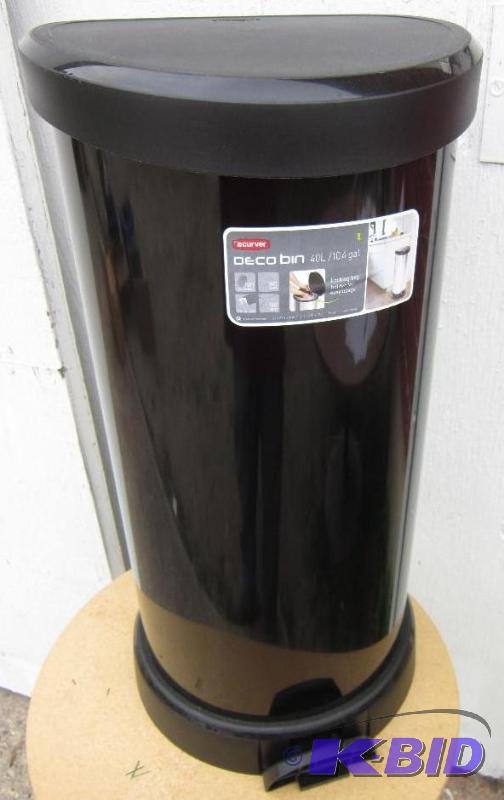 lot 33 image: New 10.4 gallon trash can, lid is snapped off...