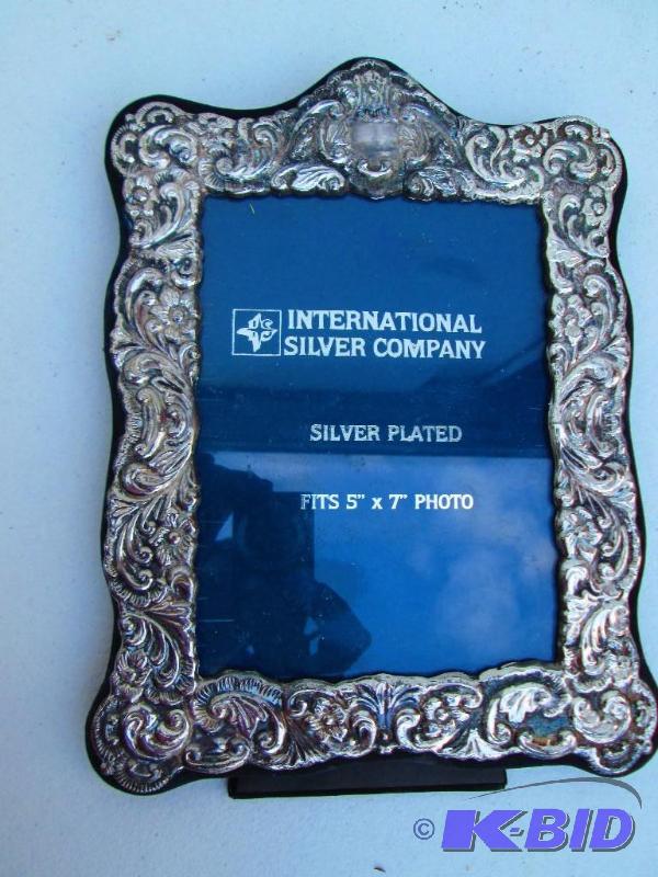 lot 64 image: International silver Co silver plated 5 x 7 p...