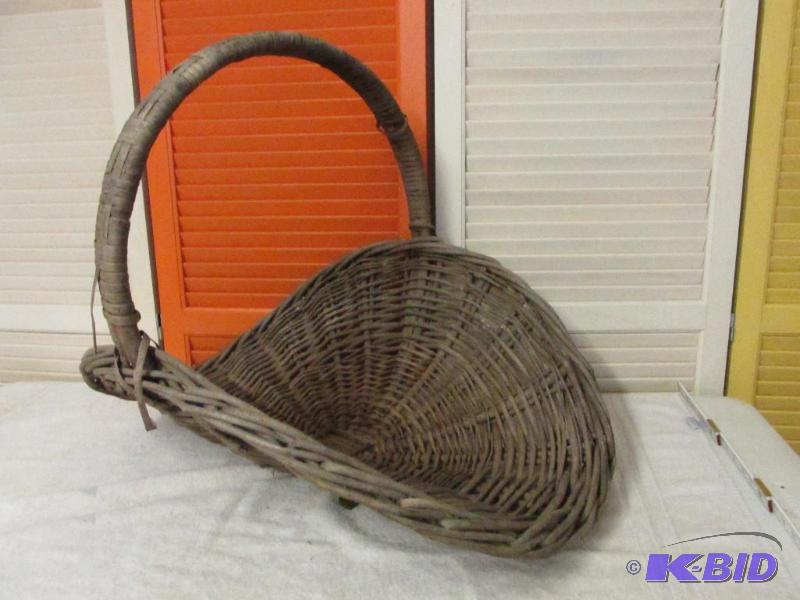 lot 107 image: Large Wicker Basket