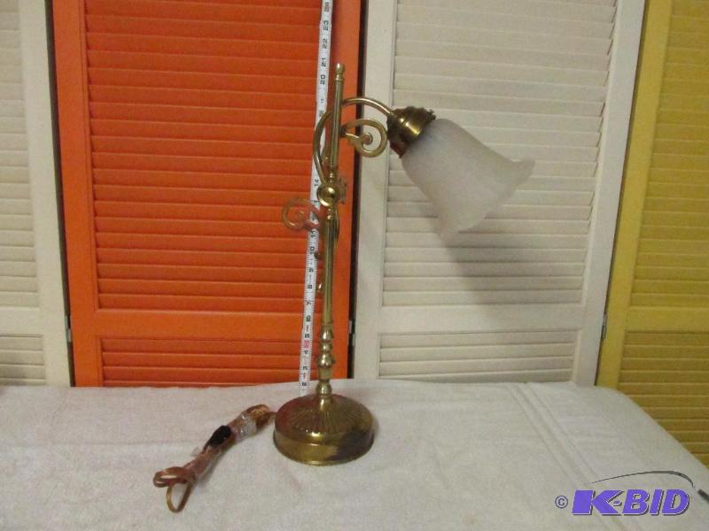 lot 118 image: Good looking Lamp