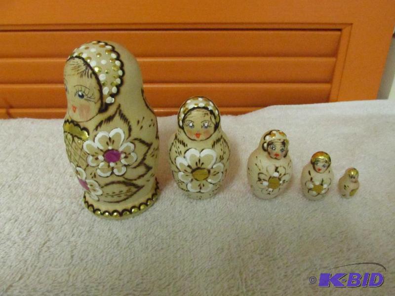 lot 119 image: Nesting Dolls