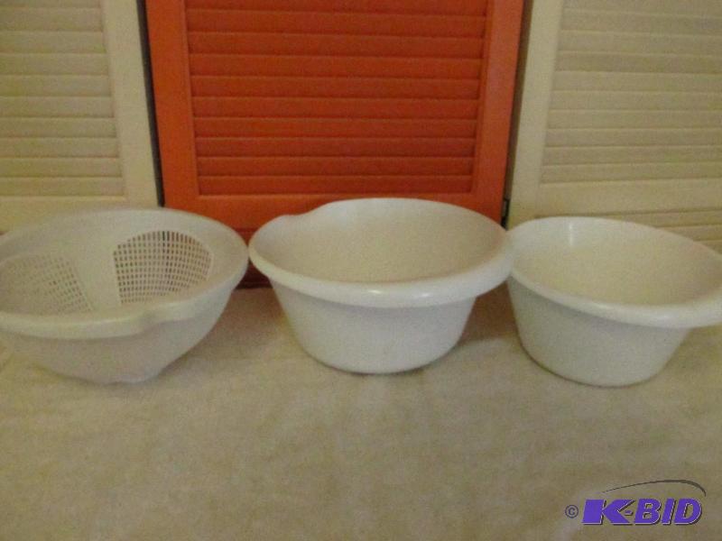 lot 128 image: Two Plastic Bowls and a colander.