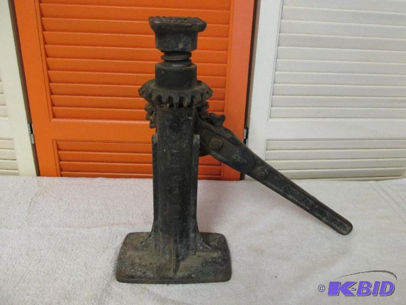lot 2 image: Heavy Duty Vintage Screw Jack