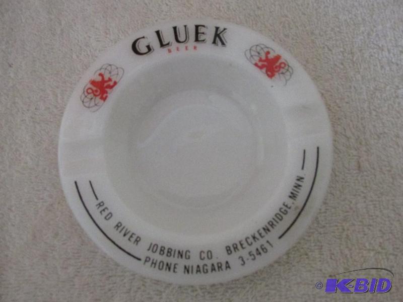 lot 30 image: Gluek Beer Ashtray.