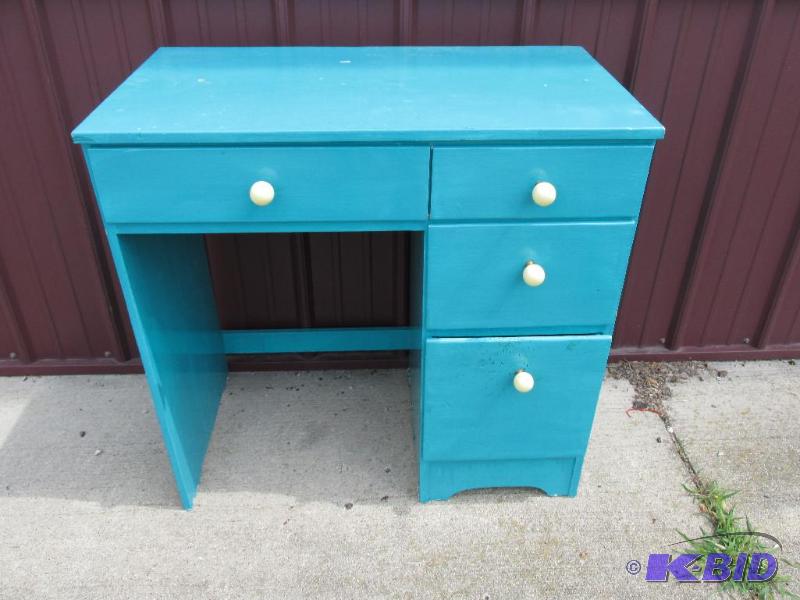 lot 43 image: Nice little Desk.