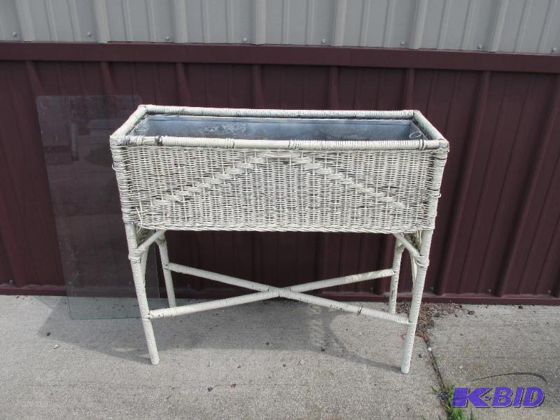 lot 46 image: Vintage Wicker Planter.
