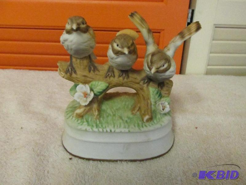 lot 62 image: Three Bird on a Branch Music Box.
