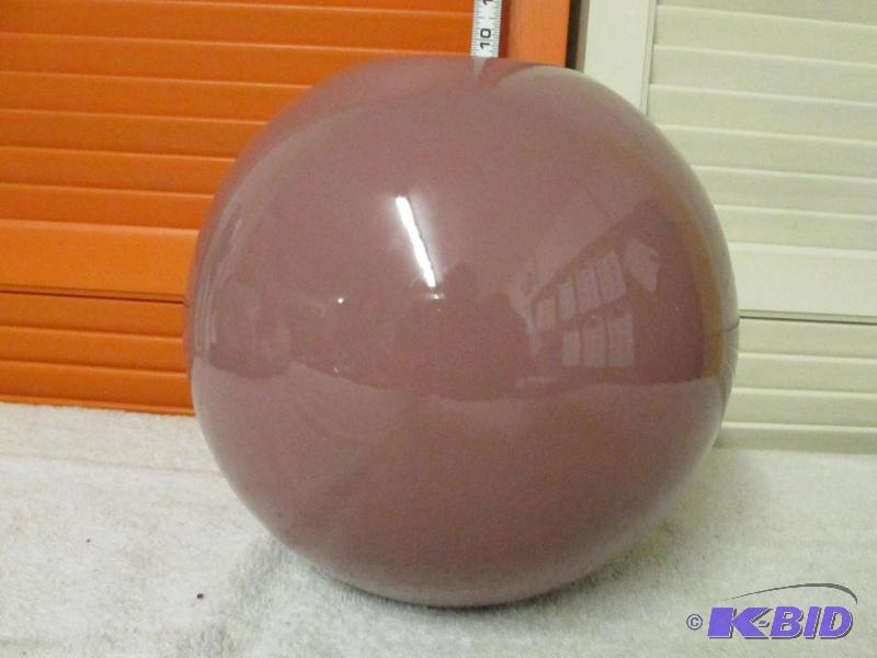 lot 72 image: A Big Round Vase