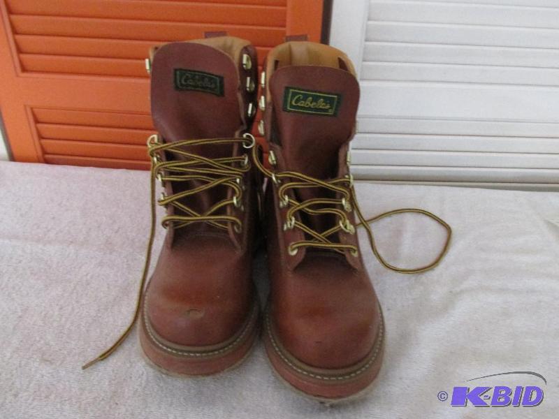 lot 9 image: Cabelas 8 Work Boots Size 9