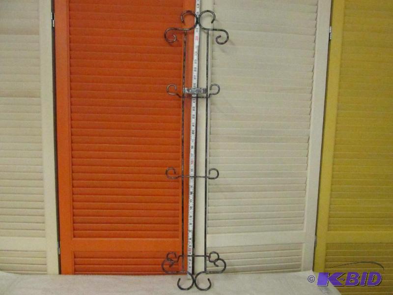 lot 90 image: Hanging Plate Holder