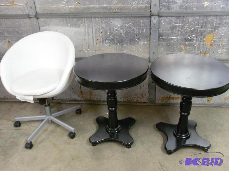 lot 22 image: Lot of 2 End Tables and White Rolling Chair. ...
