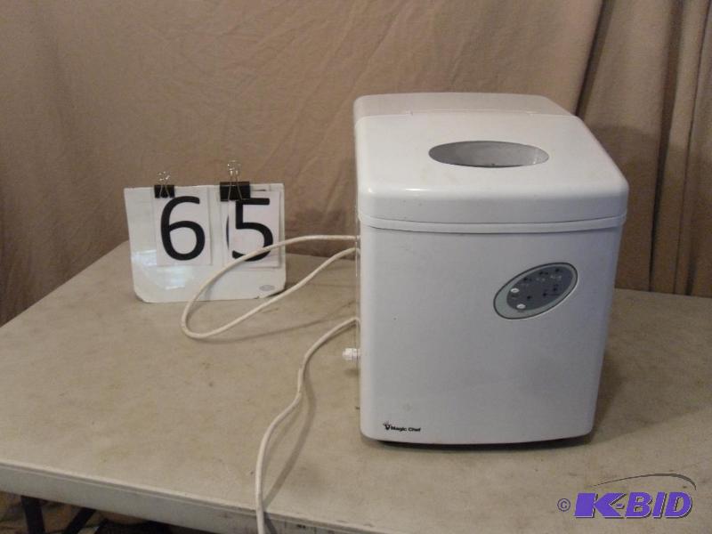 lot 65 image: Magic Chef Countertop Ice Maker. Consignor st...