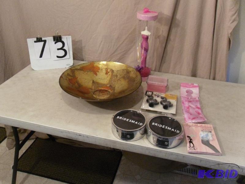 lot 73 image: Beautiful Large Glass Decorative Bowl, New Br...
