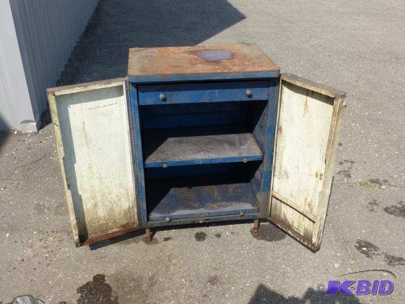 Delco- Blue &amp White Rollaway cabinet Sho...