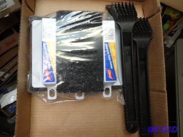lot 113 image: Scrubbing Lot incl Qty 2 Wire Brushes and Qty...
