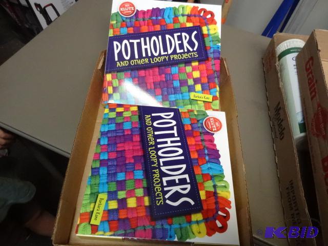 lot 147 image: Qty 2 NEW KLUTZ Potholders and Other Loopy Pr...