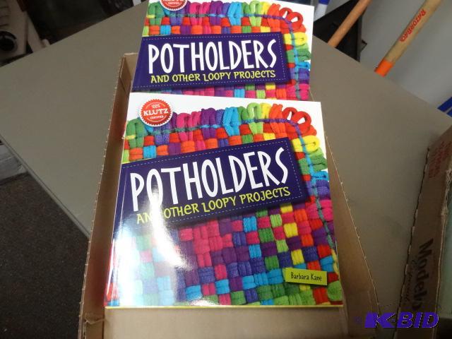 lot 148 image: Qty 2 NEW KLUTZ Potholders and Other Loopy Pr...