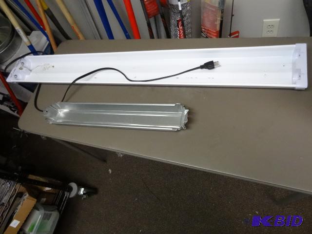 lot 194 image: NEW American Flourescent 2 Bulb Plug In Shopl...