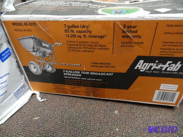 lot 24 image: Appears New In Box Agri-Fab 7 gal Tow Broadca...