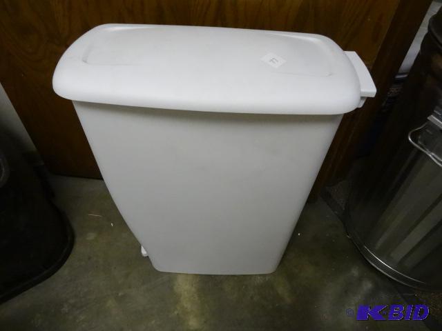 lot 77 image: NEW RubberMaid Step On Flip Top 11.3 Gal Garb...