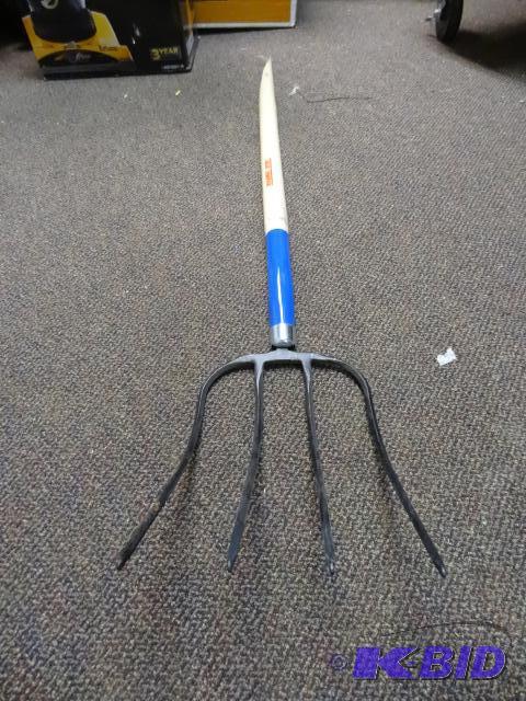 lot 83 image: NEW True Temper Pitchfork broken handle...