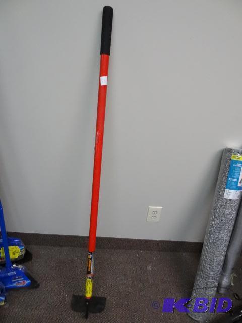 lot 92 image: NEW Plymouth Garden Fiberglass Handled Hoe (g...