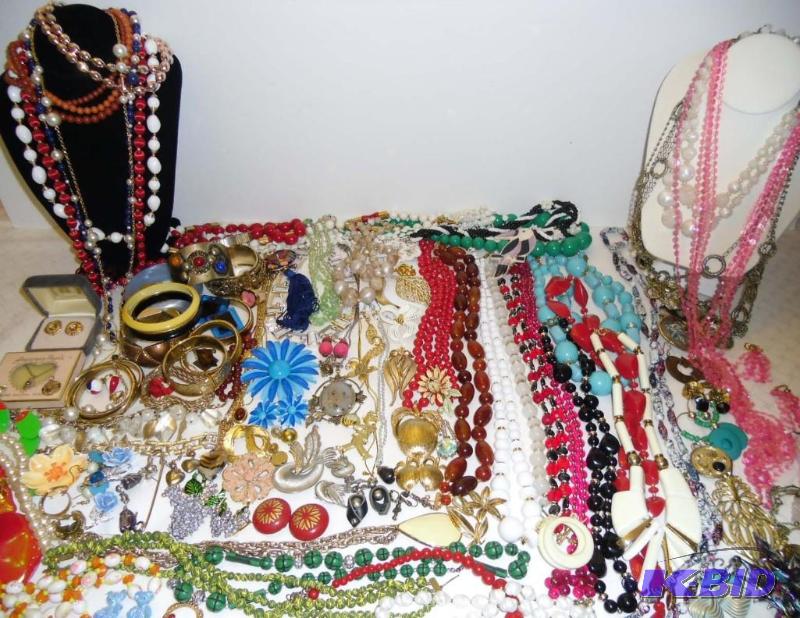 lot 20002 image: Lot of Vintage & Newer Jewelry Earrings Bracelets Necklaces Pins Brooches