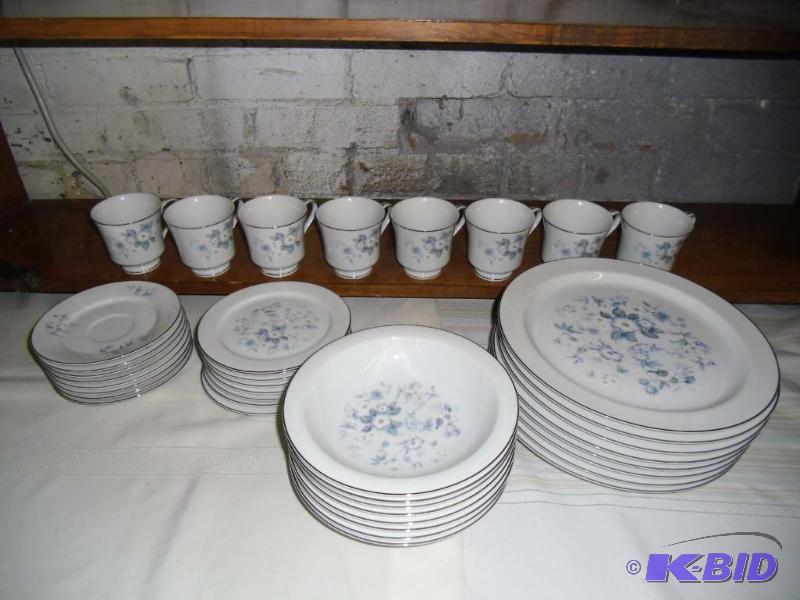 lot 20017 image: 5 piece place settings for 8 Celebrity China Danbury Blue Floral Pattern