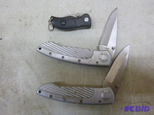 lot 140 image: 3 Lock Blade Knives...