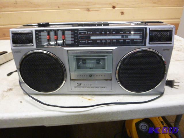 lot 143 image: GE Boombox AMFM radio - broken antenna ...