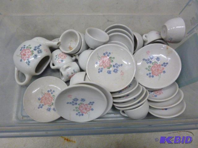 lot 258 image: Lot of Childs Dishware...