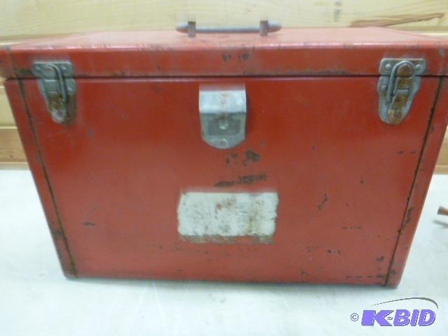 lot 280 image: Vintage Metal Cooler This is a neat old coole...