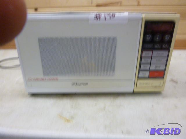 lot 288 image: Small Emerson Microwave with Turn Table...