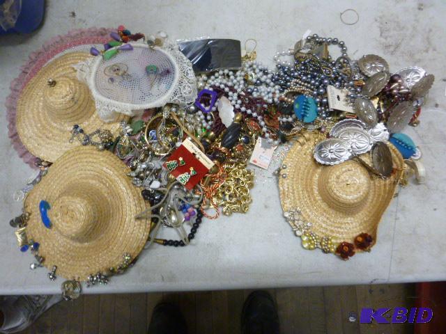 lot 292 image: Lot of Miscellaneous Costume Jewelry...