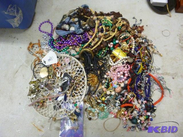 lot 293 image: Lot of Miscellaneous Costume Jewelry...