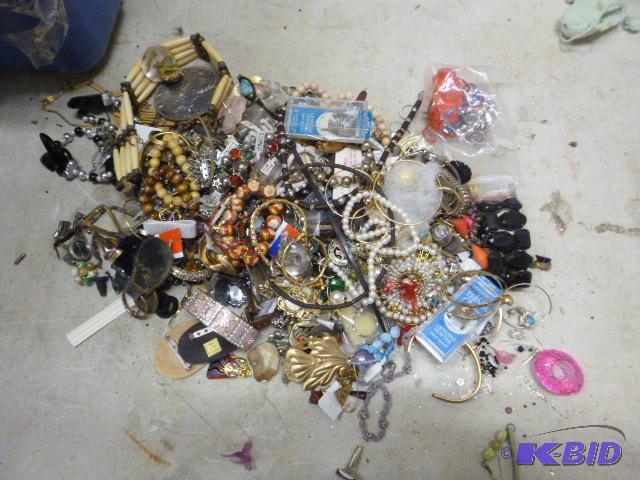 lot 295 image: Lot of Miscellaneous Costume Jewelry...