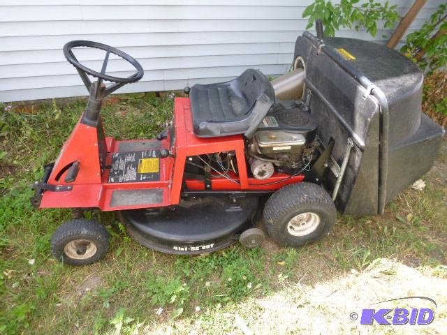 lot 3 image: Toro Riding Lawn Mower With bagger, 32" ...