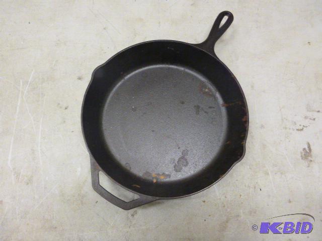 lot 59 image: Lodge Cast Iron 10" Pan...