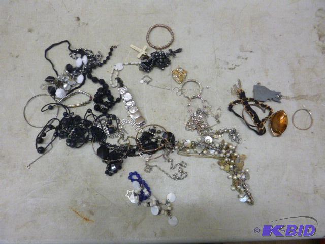 lot 64 image: Miscellaneous Costume Jewelry...