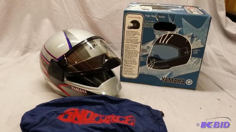 lot 13 image: Yamaha Sno Force helmet, looks like it was ne...