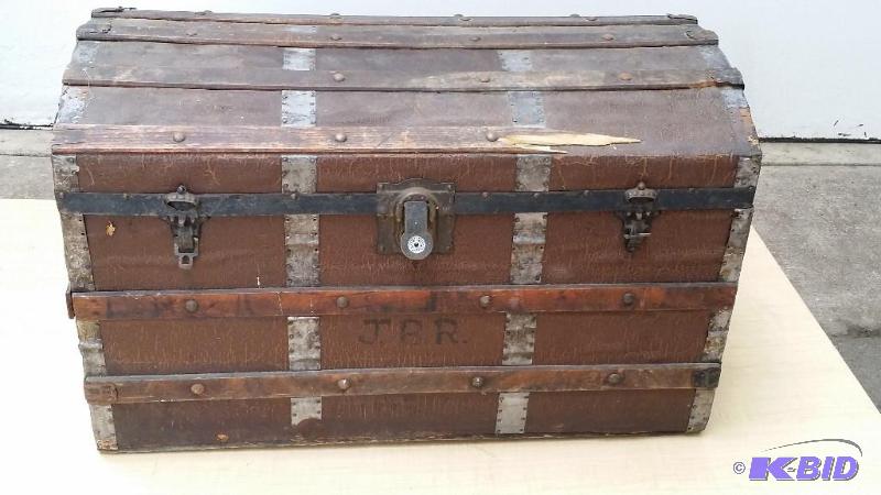 lot 3 image: Vintage Pacific semi hump back trunk, has a l...
