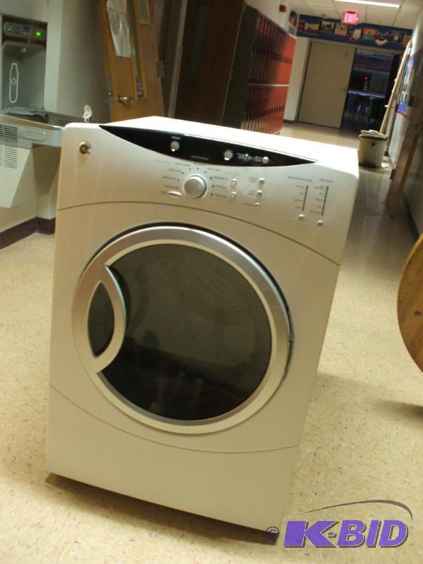 lot 8 image: Clothes Dryer